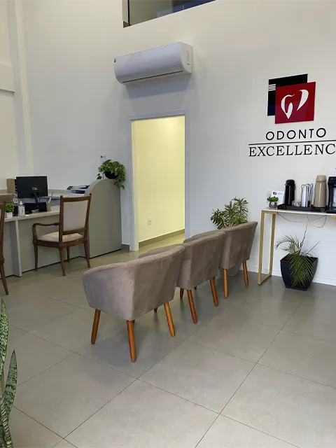 Recepção com poltronas e área de espera
