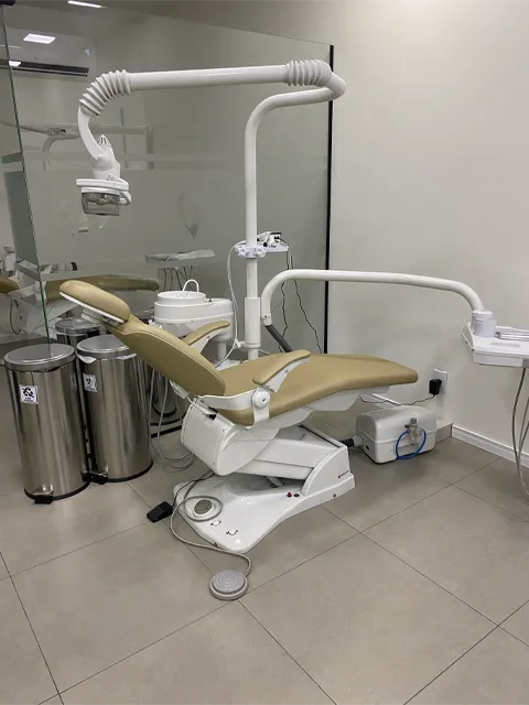 Consultório com cadeira odontológica